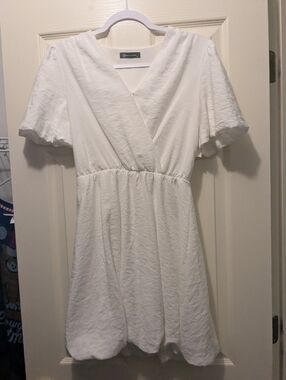 Women’s White Textured V-Neck Short Sleeve Dress | Size Small